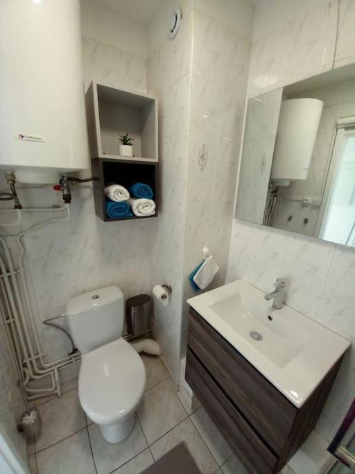 Appart 2/4 Pers Proche Centre Avec Balcon, Parking 나르본 외부 사진
